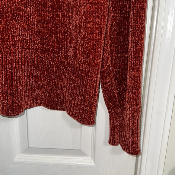SOLD: Rust-colored Sweater 🍁 - Picture 3 of 7